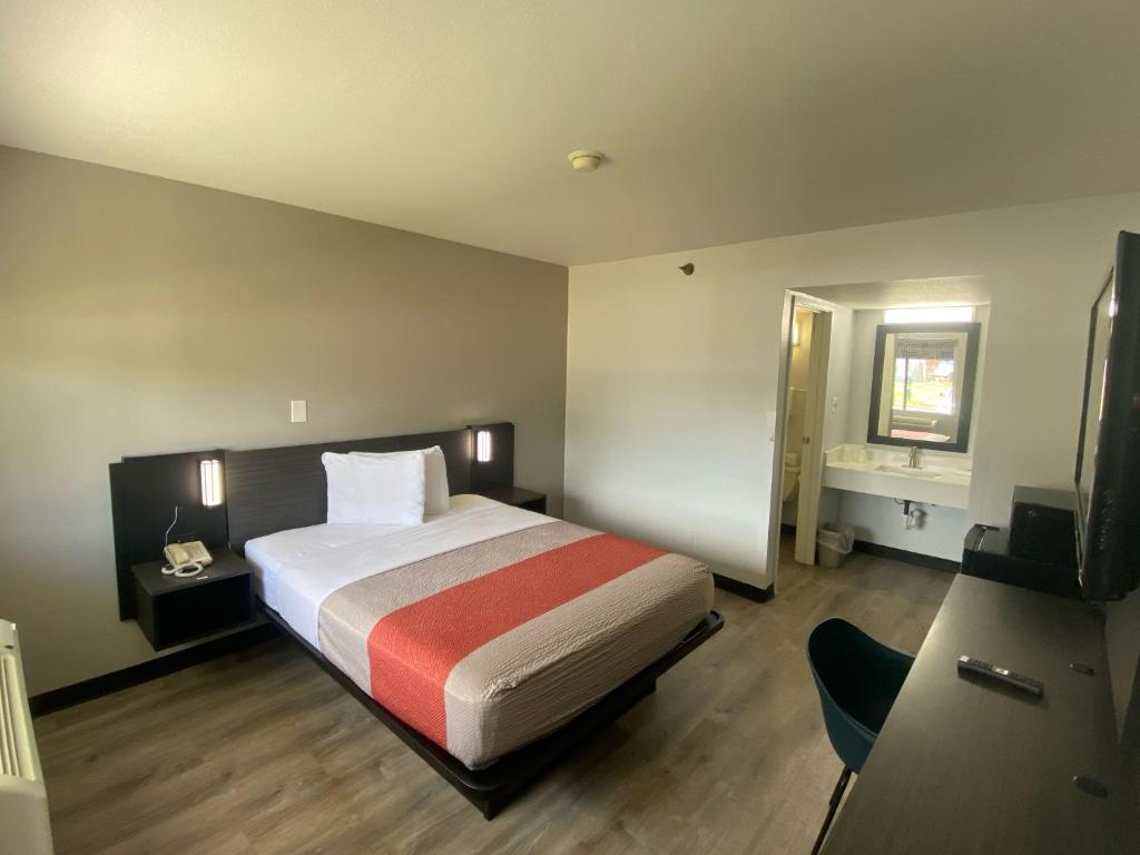 1 Queen Bed Pool View Room